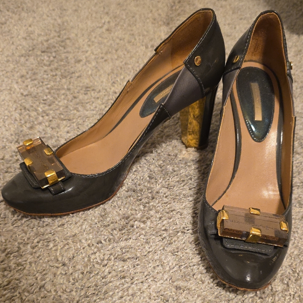 Elegant Grey and Gold Heels with Medium Height